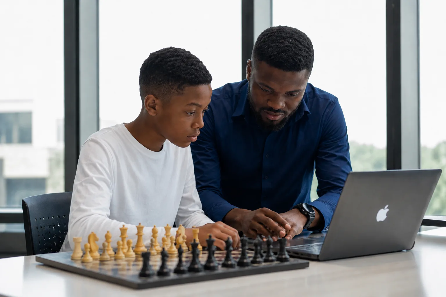 A mentor coaching young participants in the BEEE TEAMUP programme